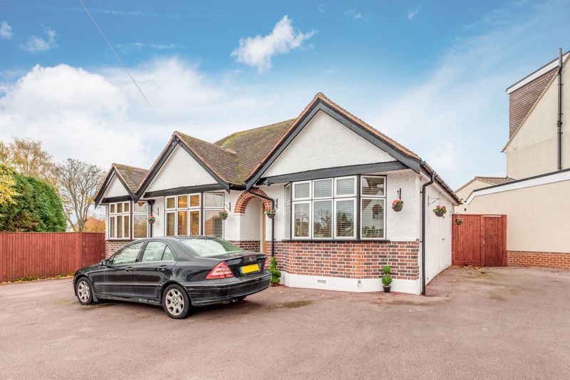 3 bed detached bungalow for sale in Somerset Avenue, Chessington KT9