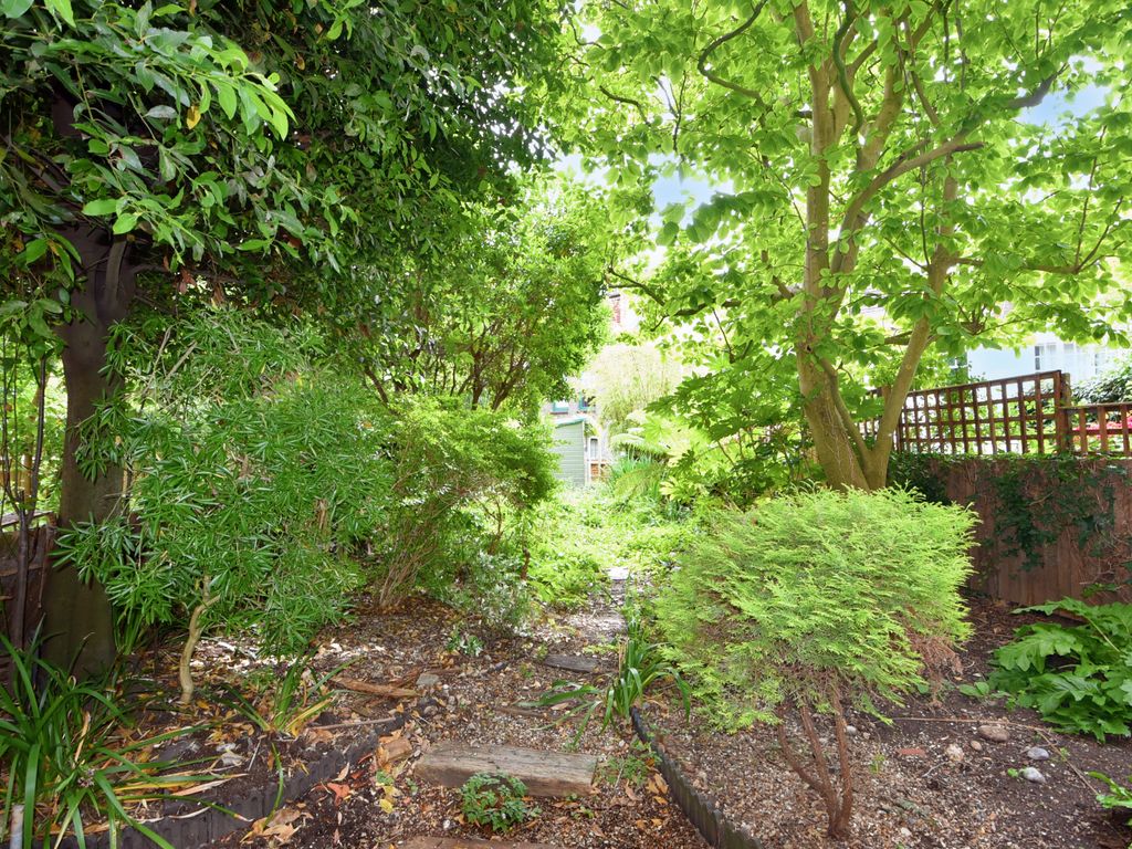 3 bed flat for sale in Lissenden Gardens, Parliament Hill, London NW5