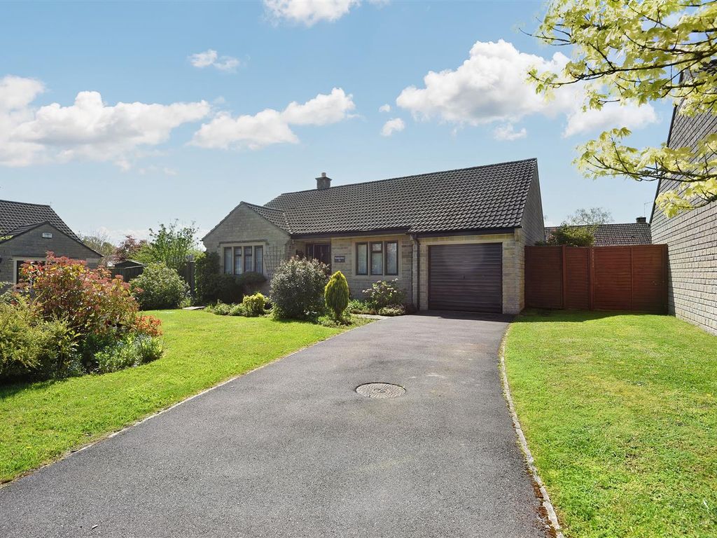 3 bed detached bungalow for sale in Ham Meadow, Marnhull, Sturminster