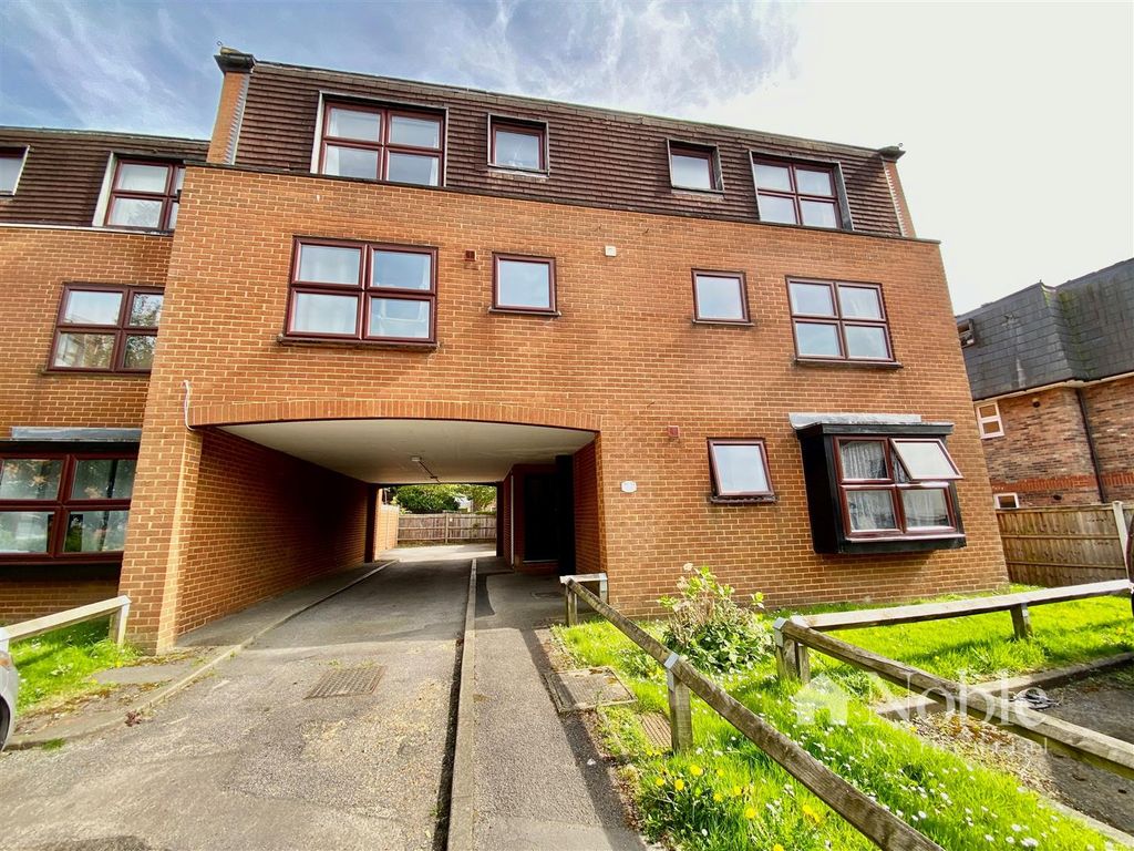 2 bed flat for sale in Gresham Road, Brentwood CM14, £240,000 Zoopla