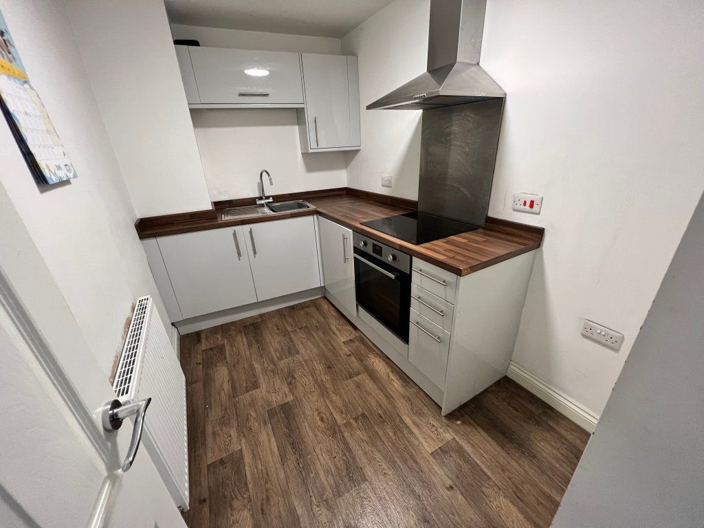 2 bed flat to rent in Church Hill, Selby YO8, £675 pcm Zoopla