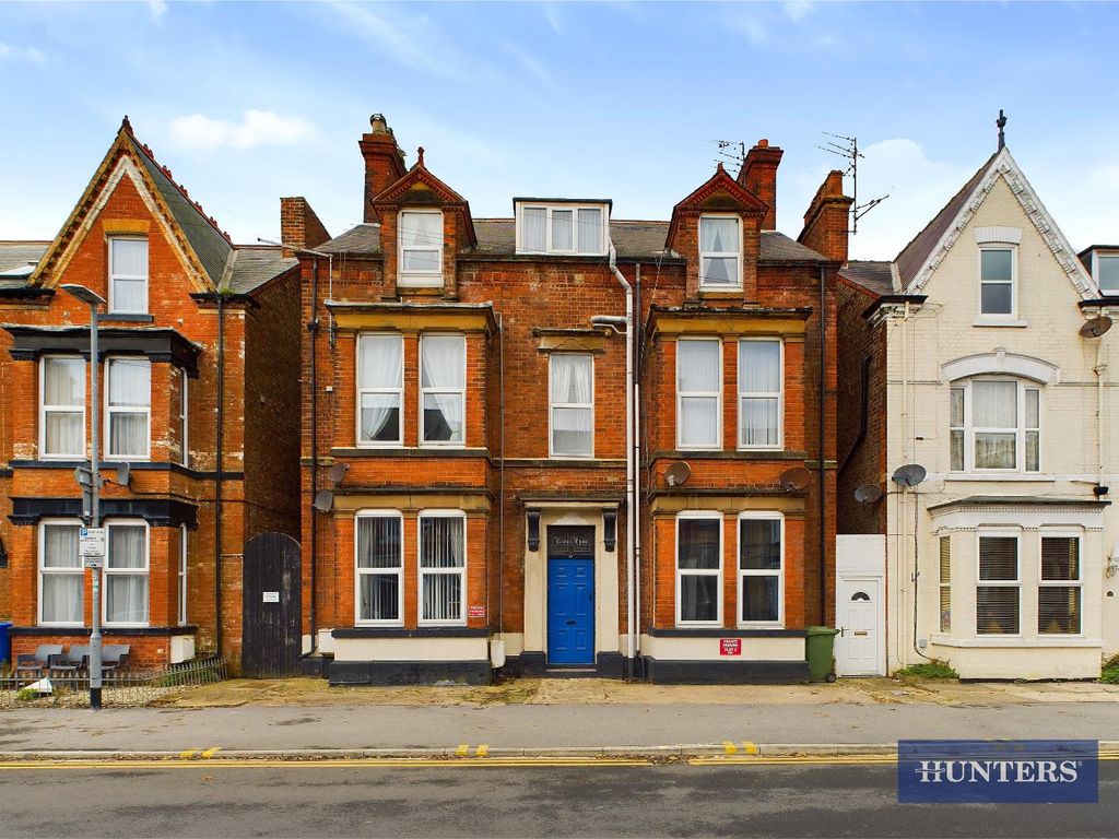 2 bed flat for sale in Marshall Avenue, Bridlington YO15, £70,000 Zoopla