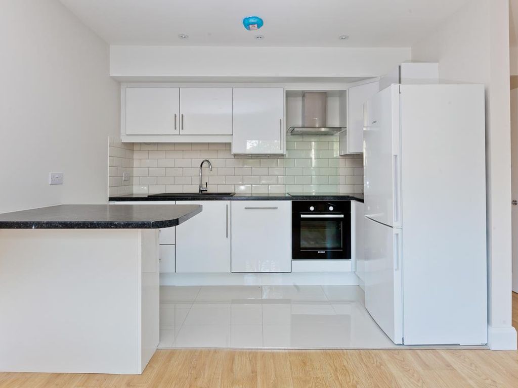 2 bed flat to rent in High Street, Esher KT10 Zoopla