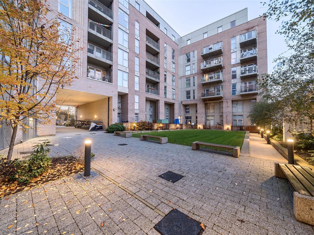 3 bed flat to rent in Goodwood Road, London SE14, £2,300 pcm Zoopla