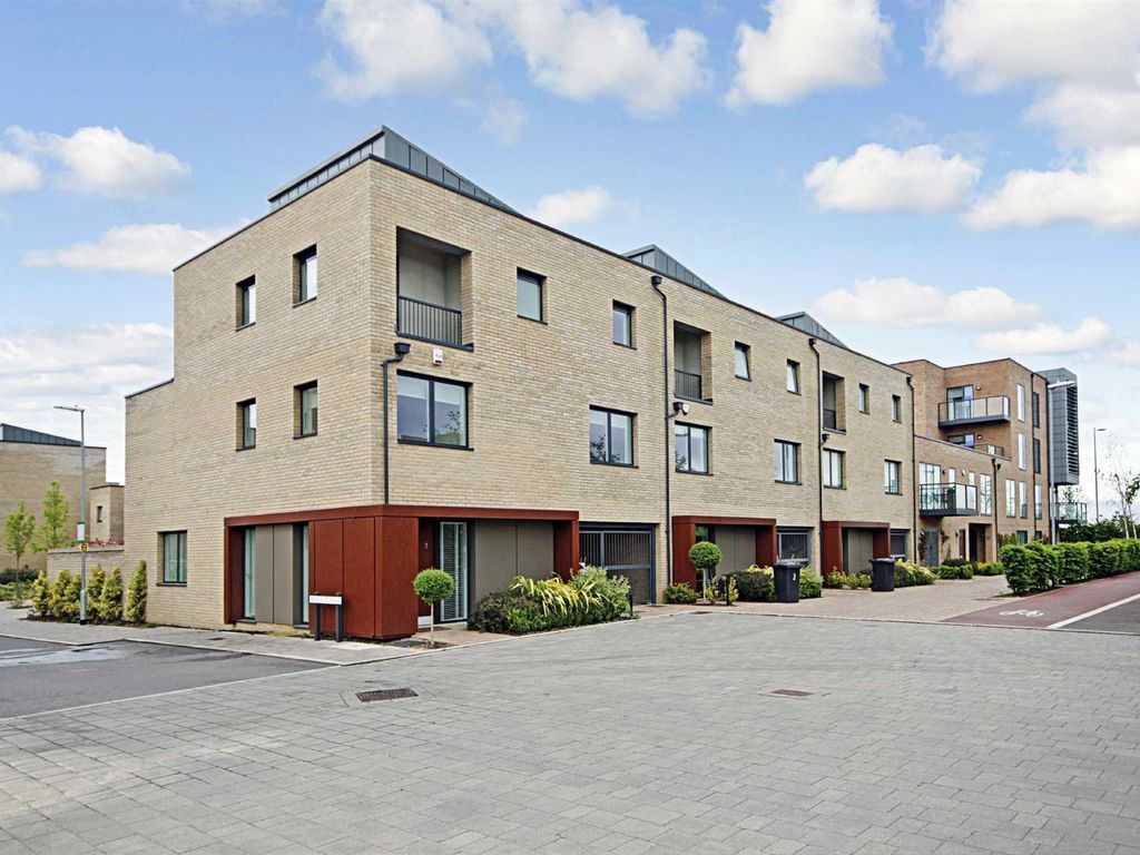 2 bed flat to rent in Harvest Road, Trumpington, Cambridge CB2, £1,550