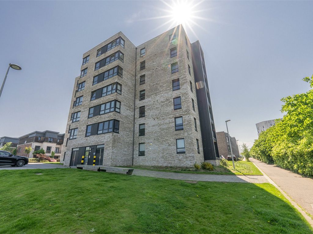 2 bed flat for sale in Kingsburgh Crescent, Edinburgh EH5, £230,000