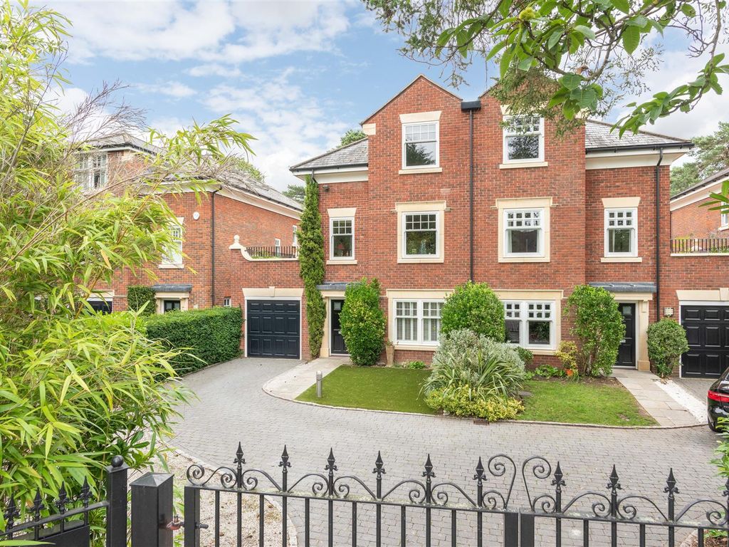 4 bed semidetached house for sale in Grange Court, Old Avenue