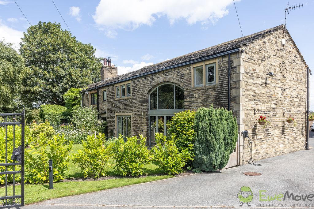 4 bed semidetached house for sale in West View, Scholes, Cleckheaton