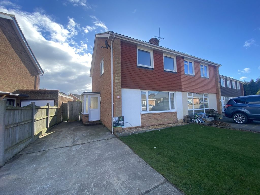 3 bed semidetached house to rent in Meadow Road, Sturry, Canterbury