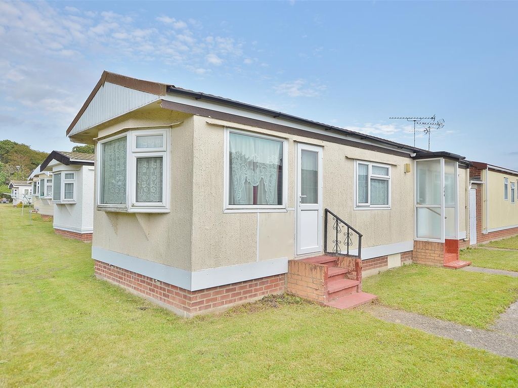 2 bed mobile/park home for sale in Meadowview Park, St. Osyth Road