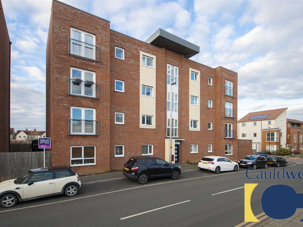 2 bed flat to rent in Bowling Green Close, Bletchley, Milton Keynes MK2