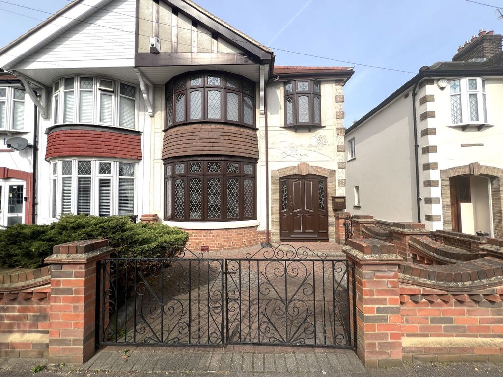 3 bed semidetached house for sale in Ashburton Avenue, Ilford IG3, £