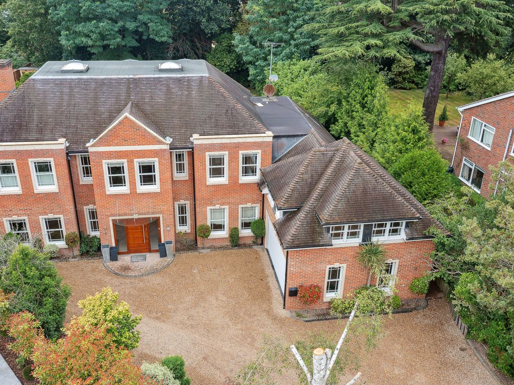 6 bed detached house to rent in Benfleet Close, Cobham KT11 Zoopla