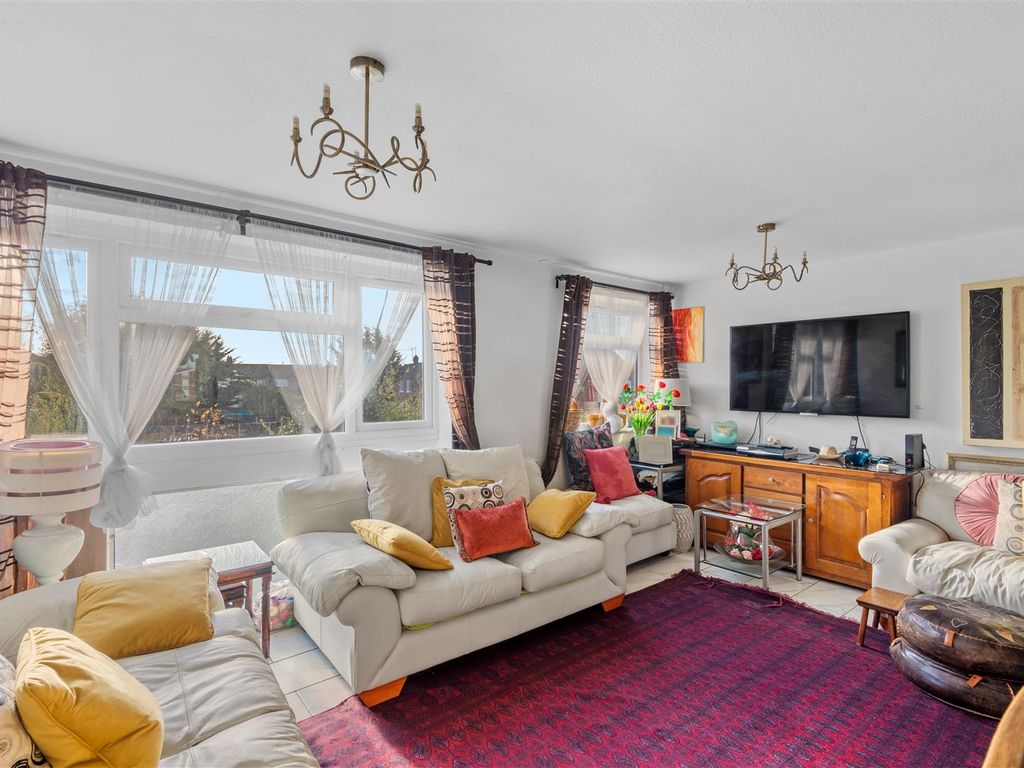 5 bed town house for sale in Dunedin Way, Yeading, Hayes UB4, £600,000