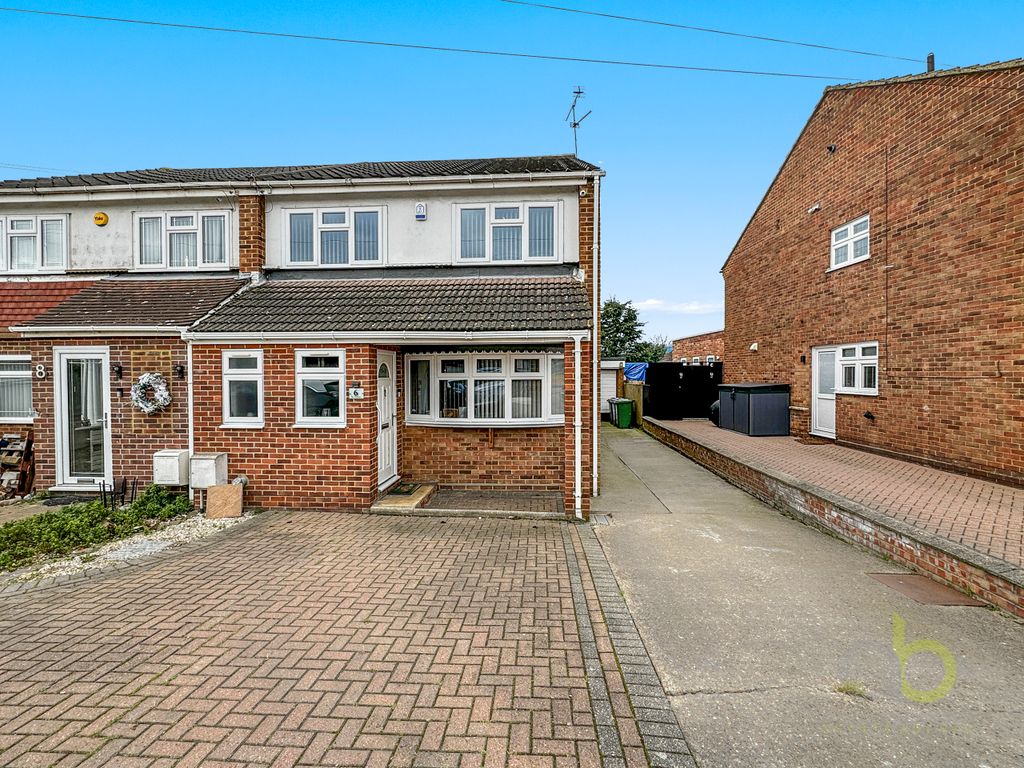 4 bed semidetached house for sale in The Willows, Grays RM17, £510,000