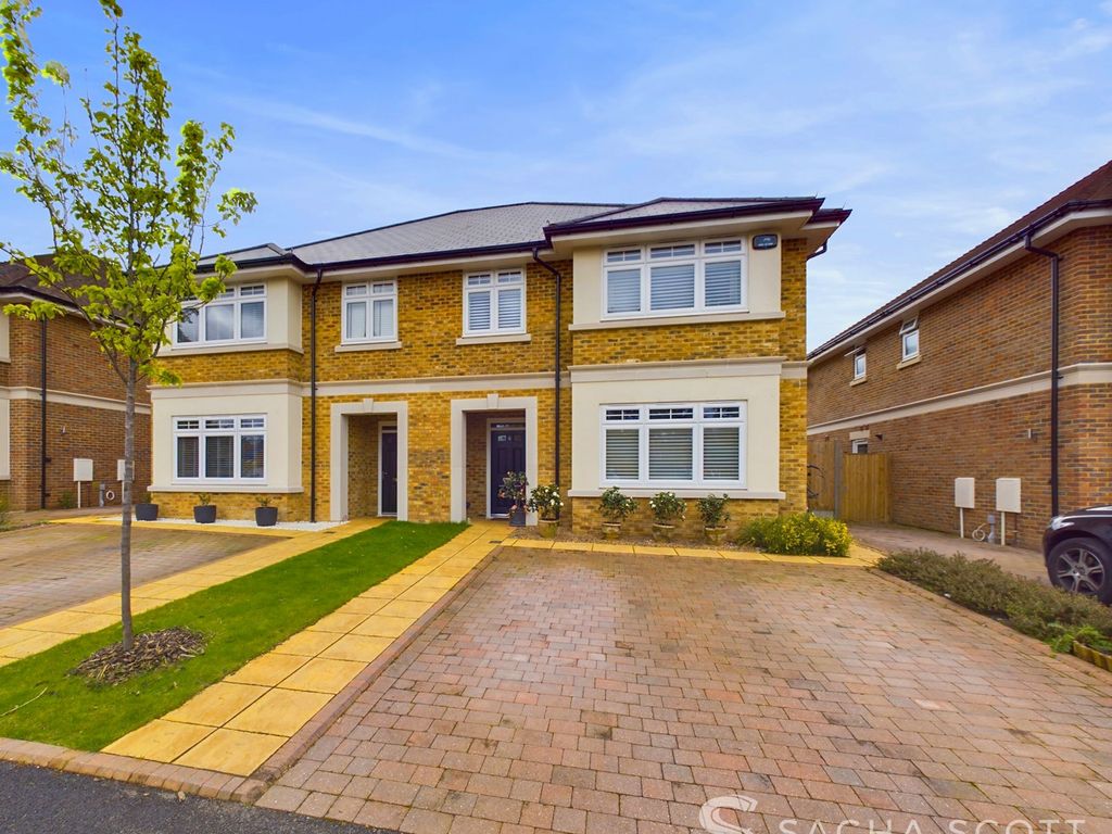 4 bed semidetached house for sale in Kingfisher Close, Banstead SM7, £