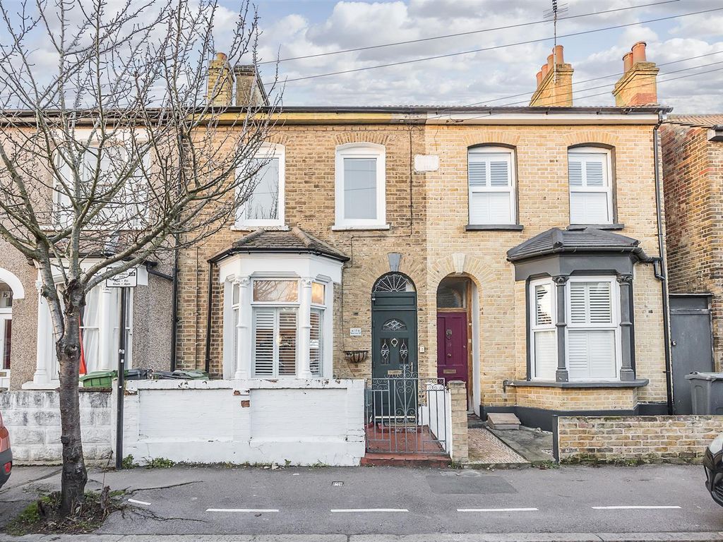 2 bed flat for sale in Barclay Road, Walthamstow, London E17, £425,000