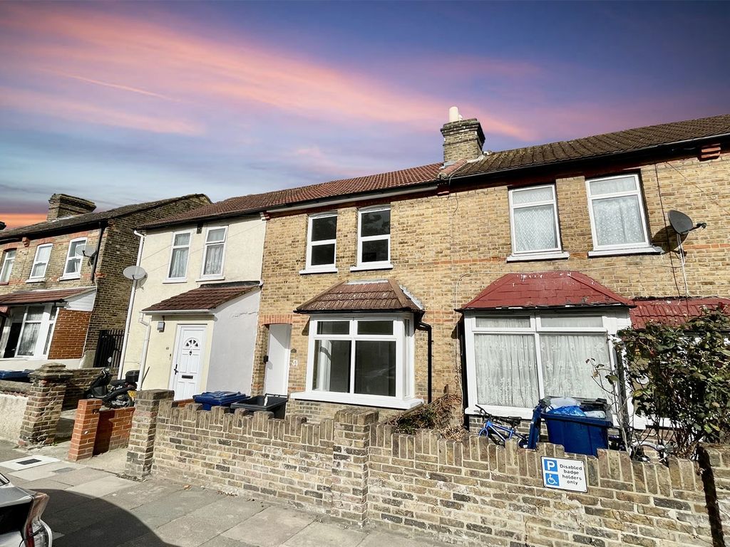 3 bed property to rent in Gordon Road UB2 Zoopla