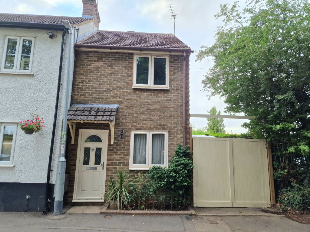 2 bed end terrace house for sale in New Street, Slip End, Luton LU1