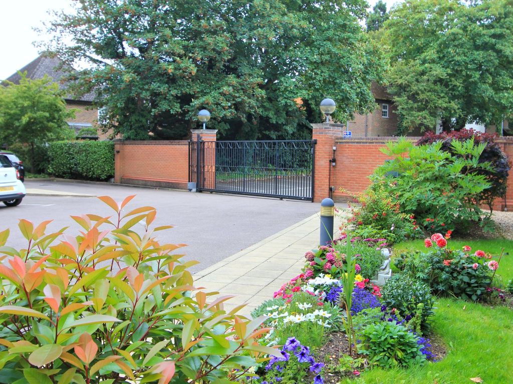 2 bed flat for sale in Robert Ellis Court, St. Martins Road, Knebworth