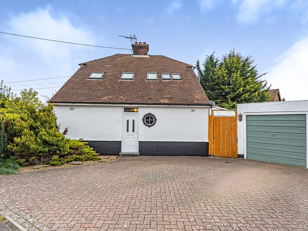 3 bed semidetached house for sale in Heath Grove, Barming, Maidstone