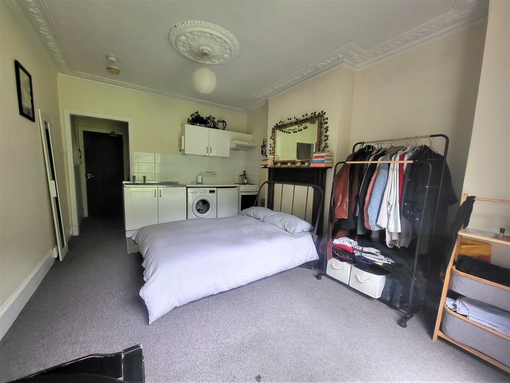 Studio to rent in Earlsfield Road, London SW18, £1,150 pcm Zoopla