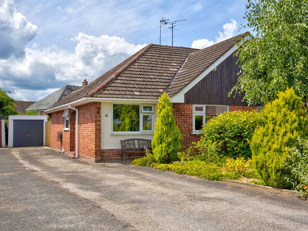 3 bed semidetached bungalow for sale in The Close, Saughall, Chester