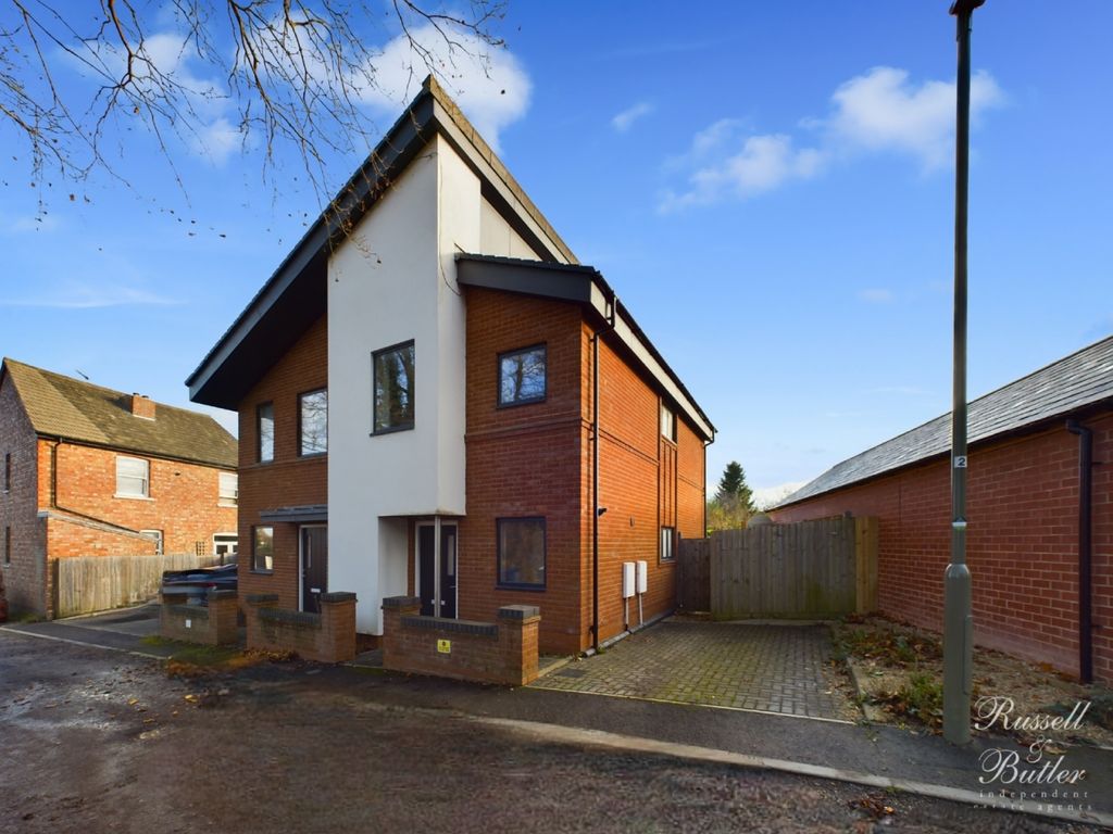 2 bed semidetached house to rent in Berrymoor Road, Banbury