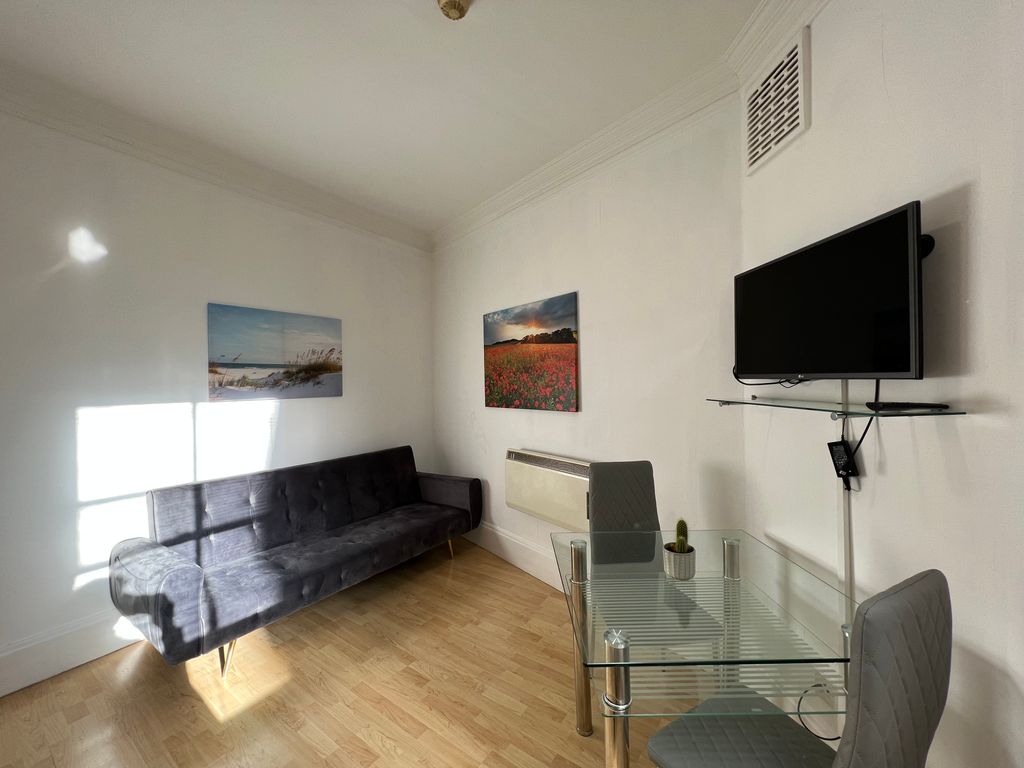 1 bed flat to rent in White Horse Street, London W1J, £2,340 pcm Zoopla