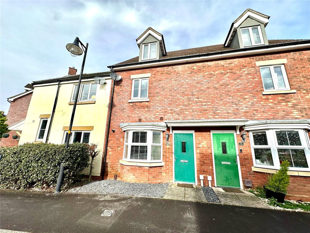 3 bed terraced house for sale in Vistula Crescent, Swindon SN25, £