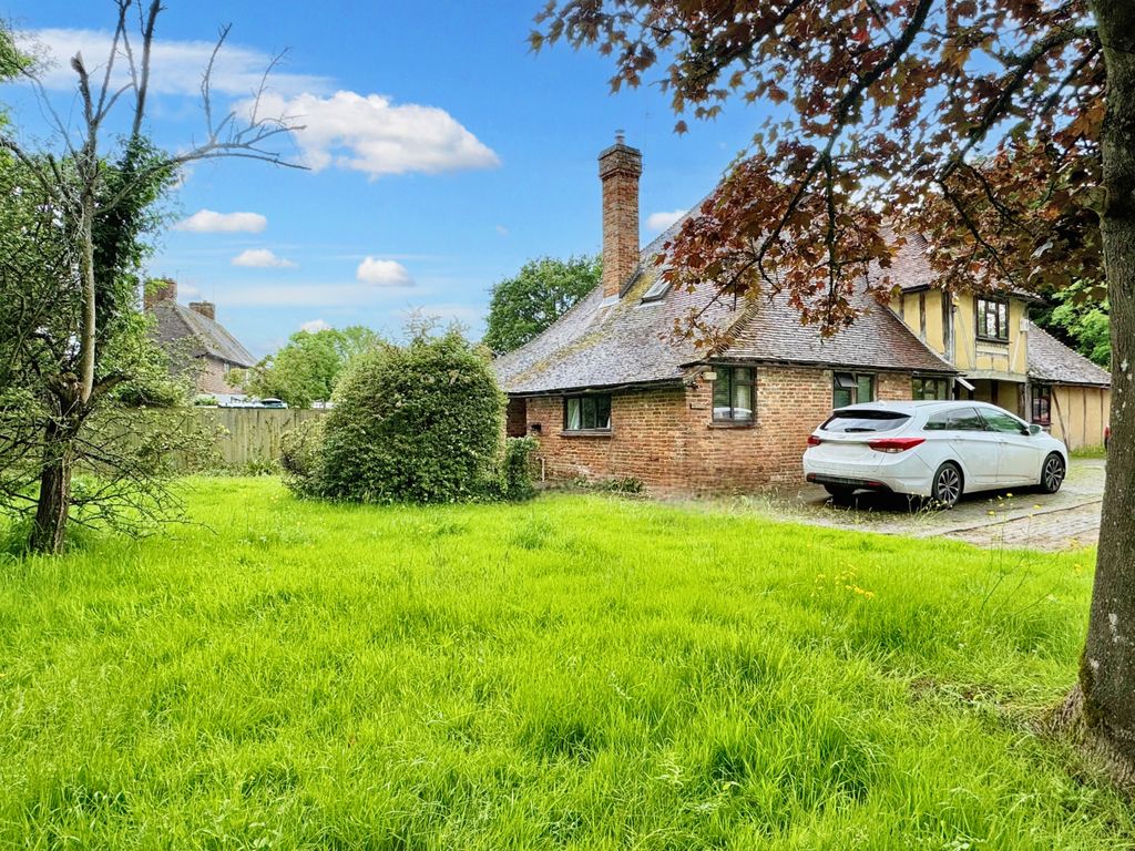 2 bed semidetached bungalow to rent in Headcorn Road, Biddenden