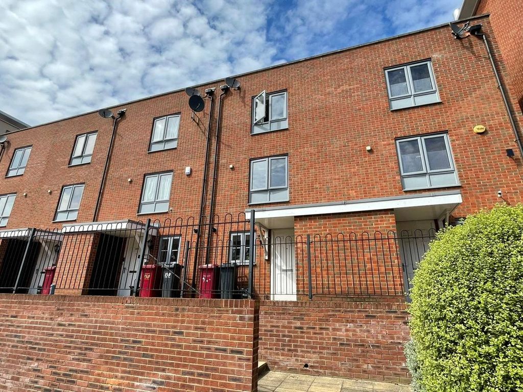 3 bed terraced house to rent in Curzon Street, Reading, Berkshire RG30