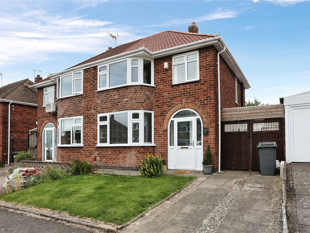 3 bed semidetached house for sale in Lymington Road, Leicester LE5, £