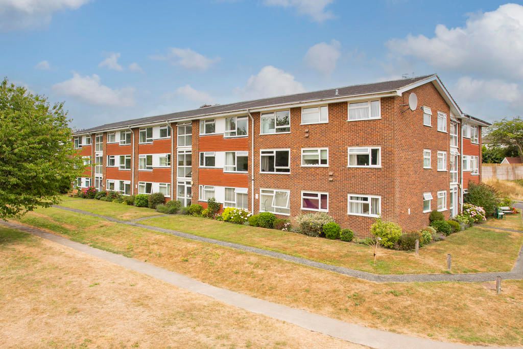 2 bed flat to rent in Holden Road, Southborough, Tunbridge Wells TN4