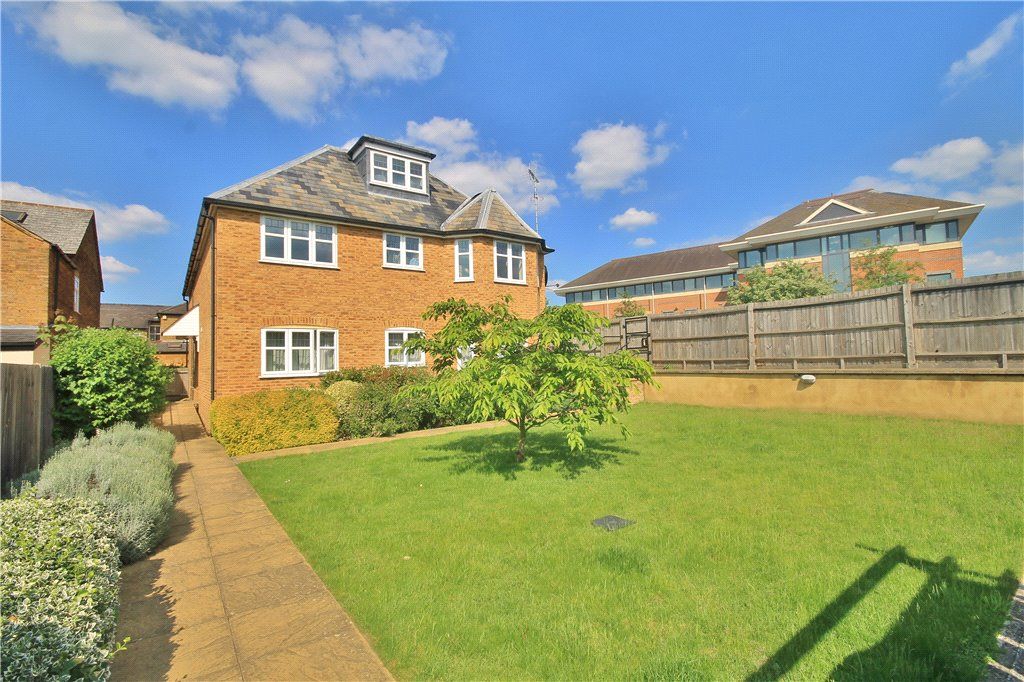 2 bed flat to rent in Thorpe Road, StainesUponThames, Surrey TW18