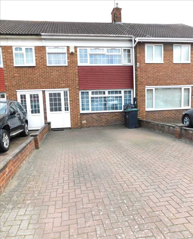 4 bed terraced house to rent in Beaumont Drive, Gravesend DA11, £1,500