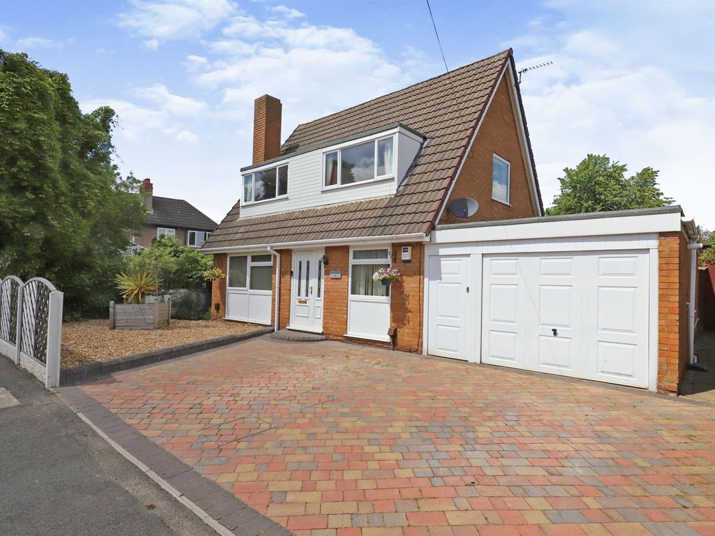 4 bed detached bungalow for sale in Aldersley Avenue, Aldersley