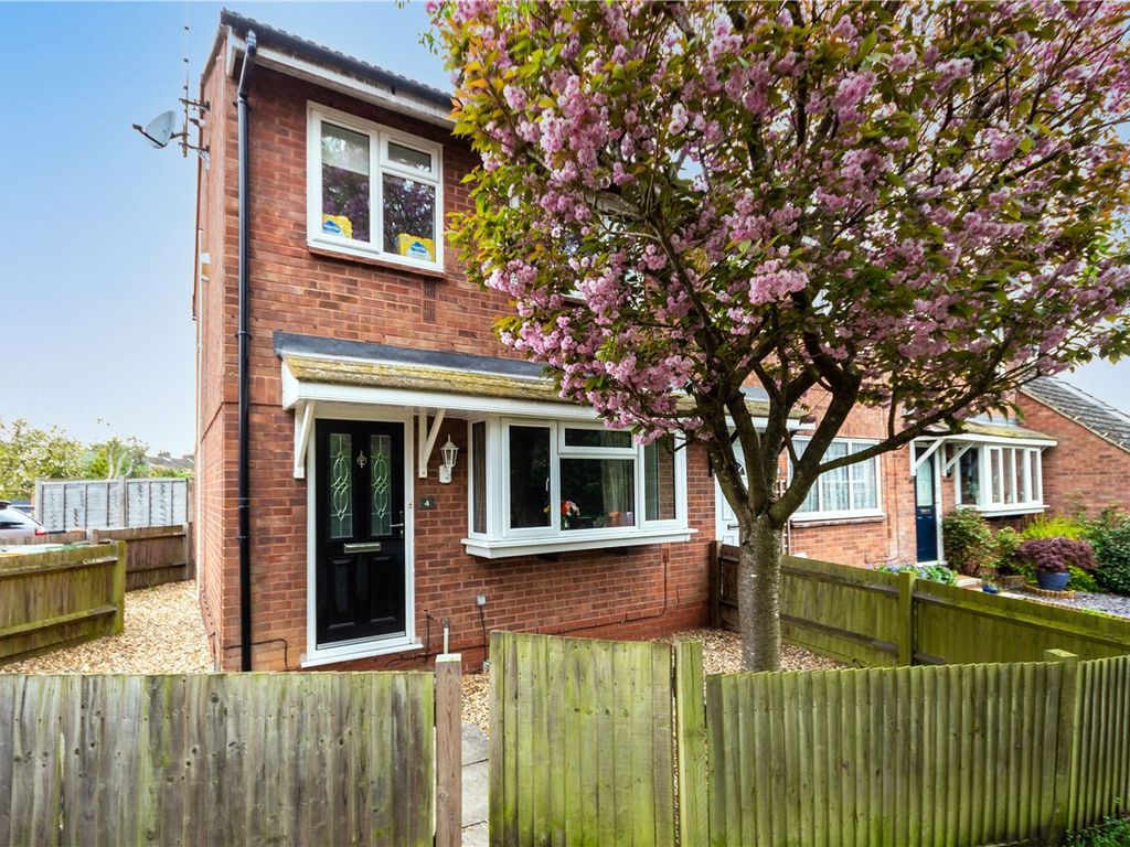 3 bed end terrace house for sale in Old School Walk, Slip End, Luton
