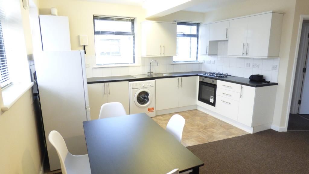 2 bed flat to rent in Goodmayes Road, Goodmayes IG3, £1,750 pcm Zoopla