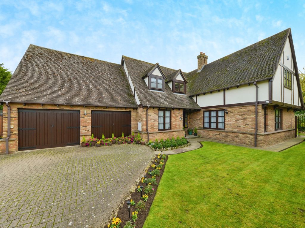 4 bed detached house for sale in Ivel Gardens, Biggleswade