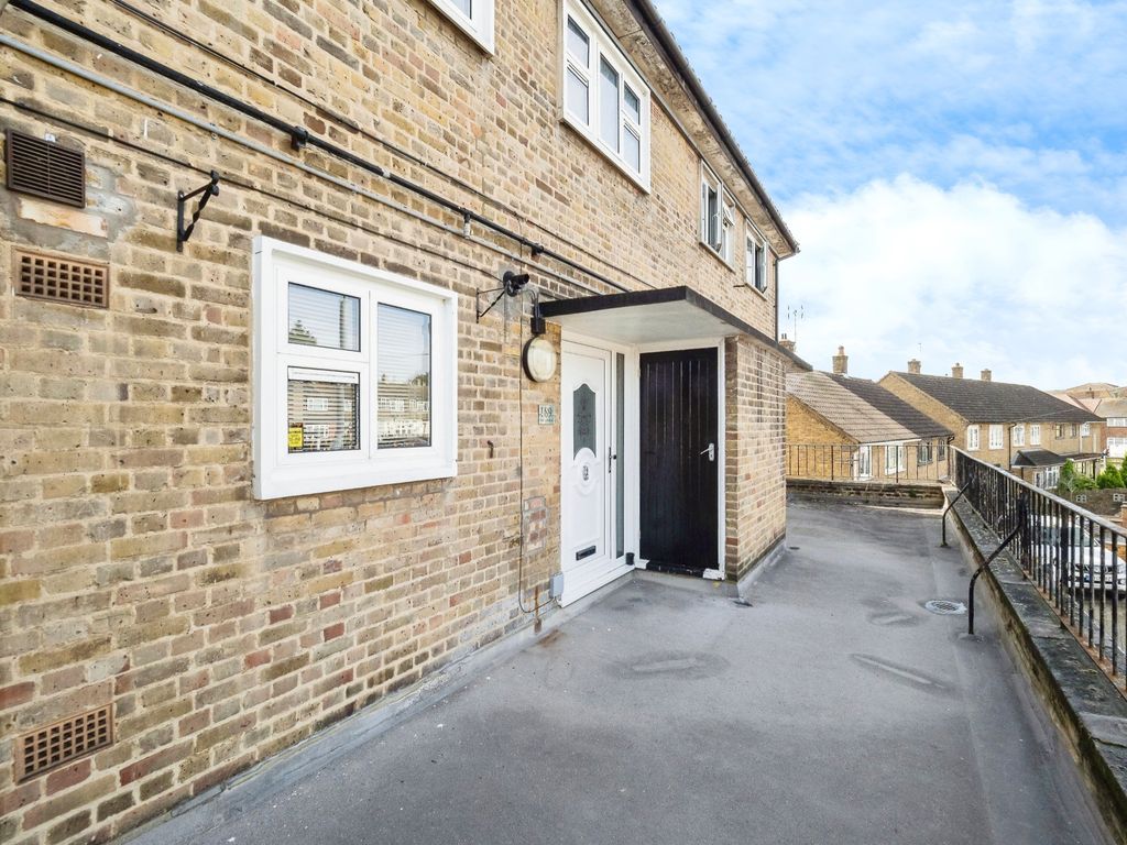 3 bed for sale in Whitchurch Road, Romford RM3, £275,000