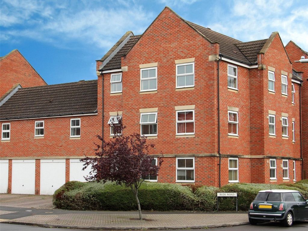 2 bed flat to rent in Bude Road, Churchward, Swindon, Wiltshire SN2, £