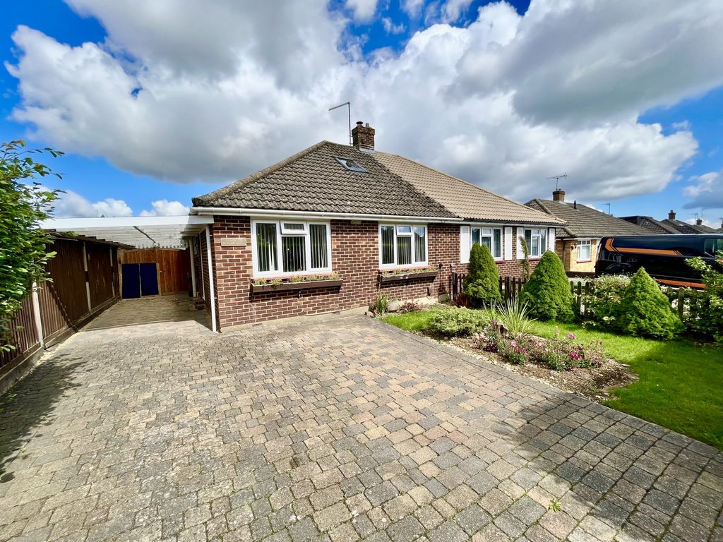 3 bed bungalow for sale in Buckland Avenue, Basingstoke, Hampshire RG22