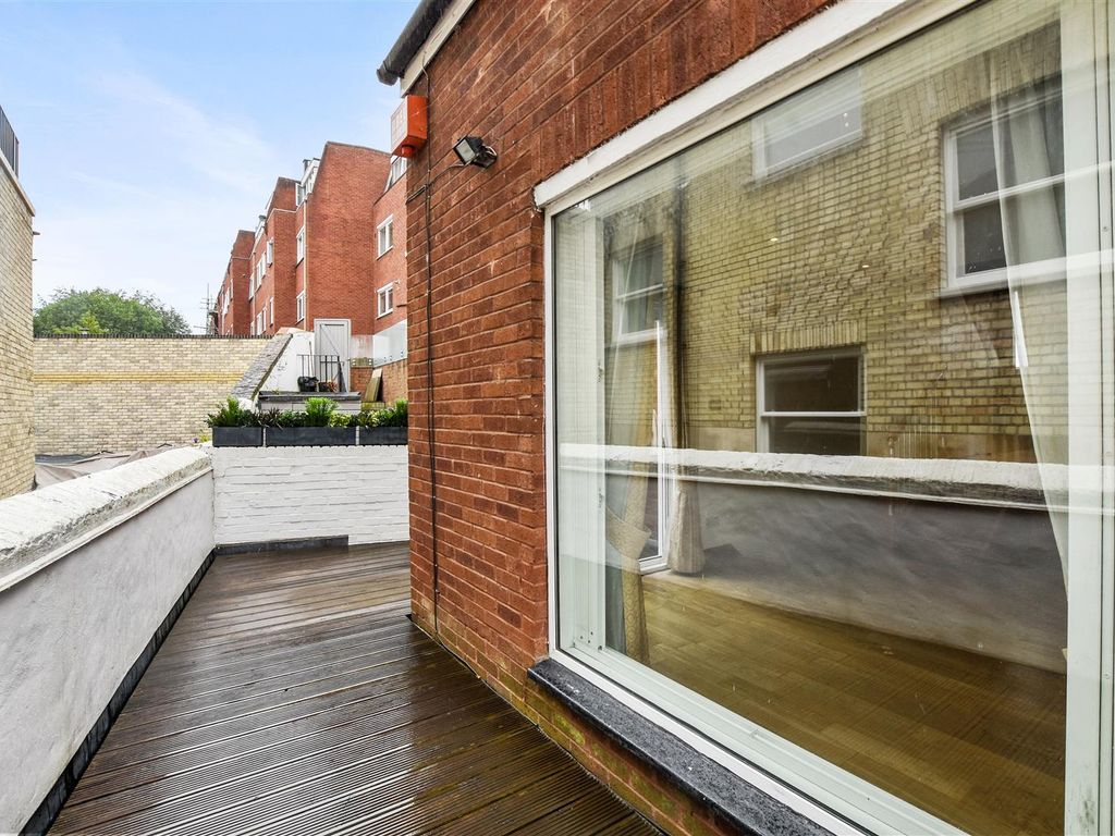 1 bed terraced house for sale in Mulberry Close, London NW3, £850,000