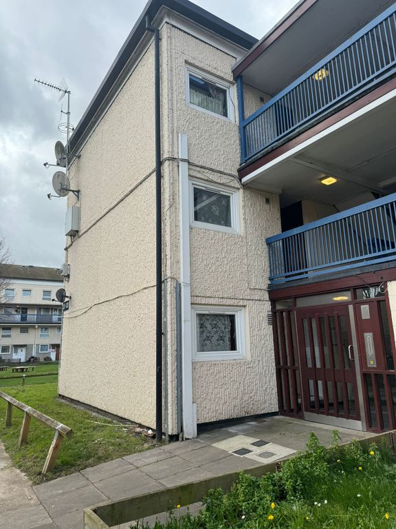 1 bed flat to rent in Redwood Estate, Heston, Hounslow TW5, £1,500 pcm