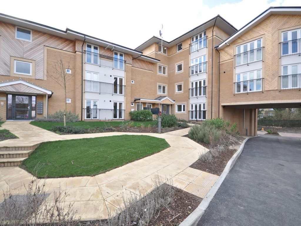 2 bed flat to rent in Stafford Avenue, Hornchurch RM11, £1,700 pcm Zoopla