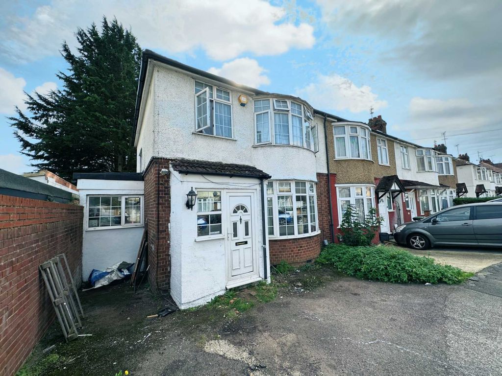 3 bed end terrace house for sale in Oakley Close, Luton LU4, £300,000