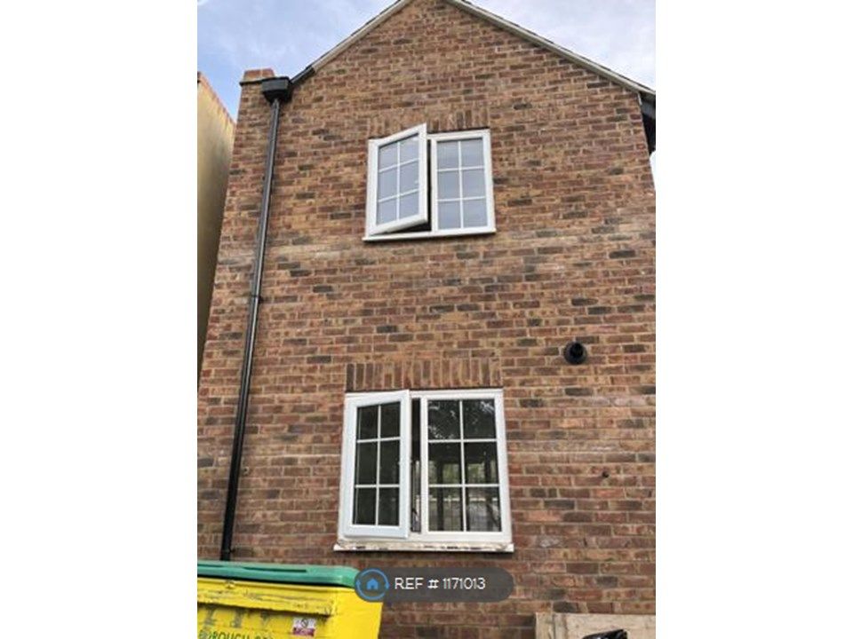 2 bed detached house to rent in High Street, Tring HP23, £1,600 pcm Zoopla