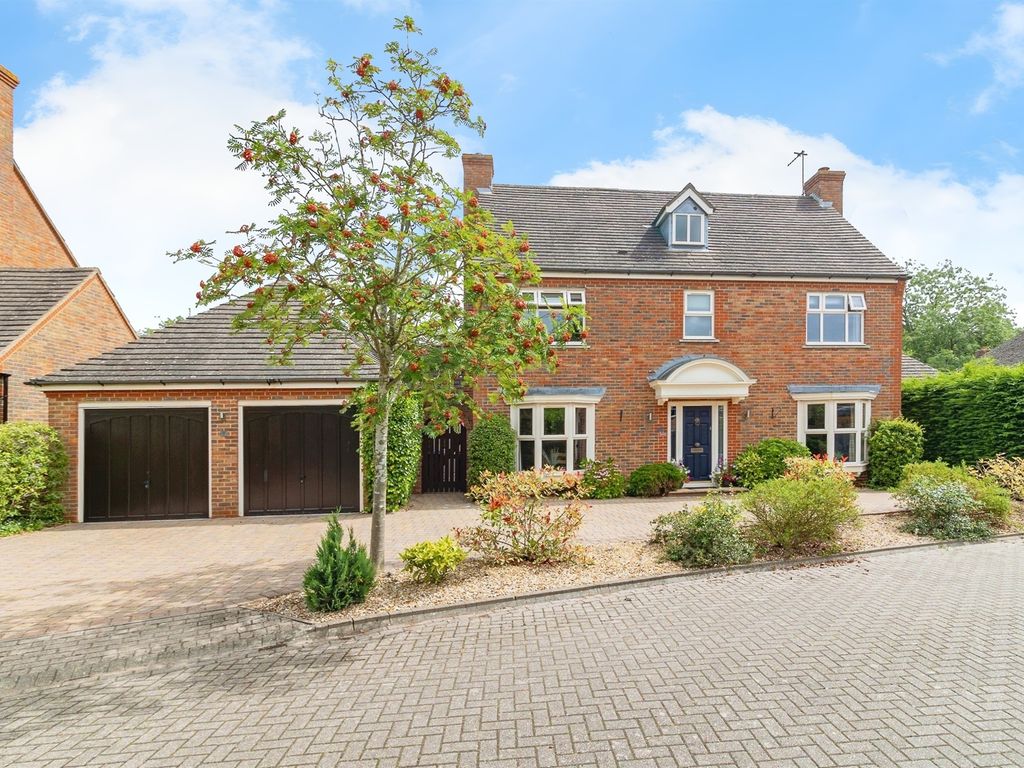 6 bed detached house for sale in March Meadow, Wavendon Gate, Milton