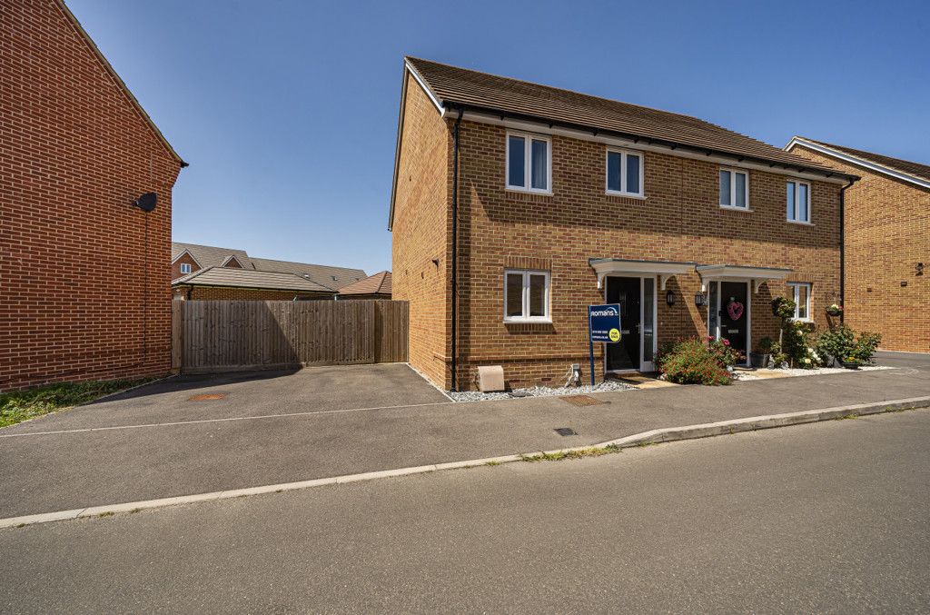 3 bed semidetached house for sale in Pellitot Grove, Shinfield